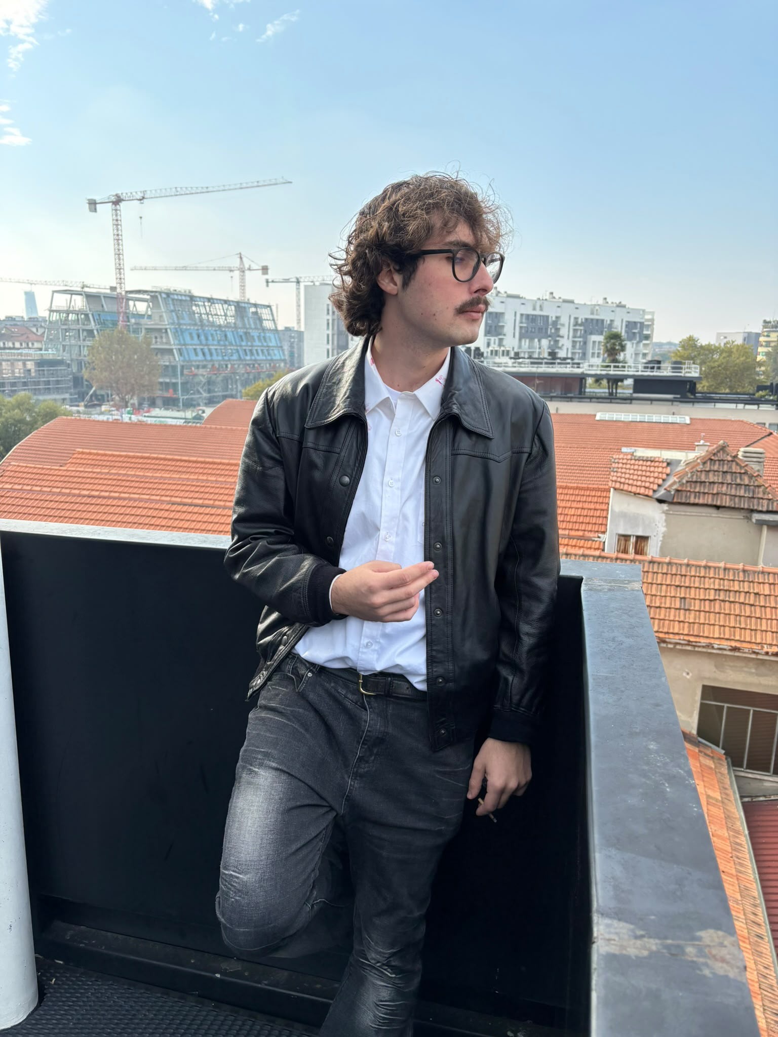 Matteo Tirocchi con giacca di pelle nera su una terrazza